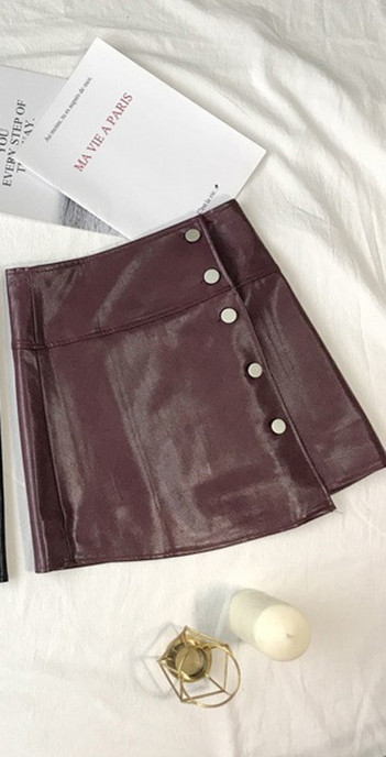 Σύντομη ασύμμετρη φούστα  με ψηλή μέση και κουμπιά από οικολογικό δέρμα σε μαύρο και μοβ χρώμα