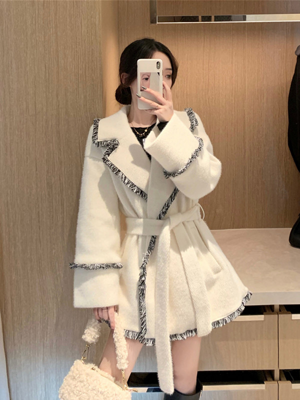 Stílusos női kabát széles modell, derekán övvel