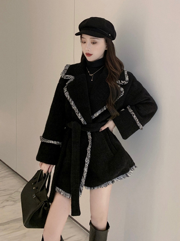 Stílusos női kabát széles modell, derekán övvel