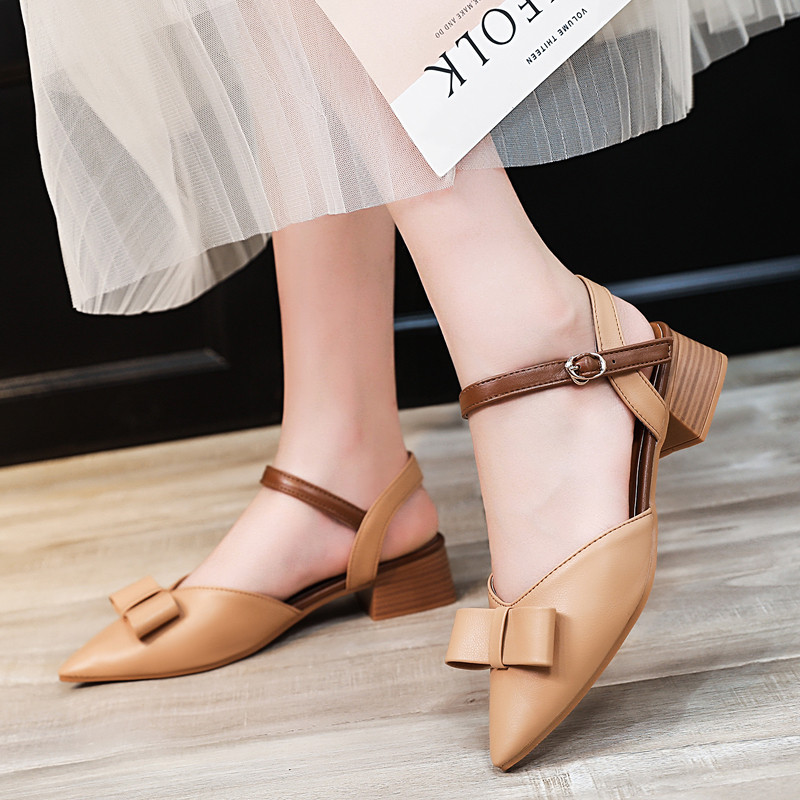 Modern női szandál hegyes orrral és szalaggal