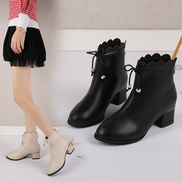 Modern női csizma vastag sarkú és fűzős