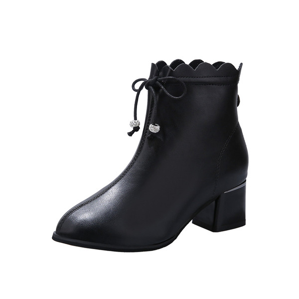 Modern női csizma vastag sarkú és fűzős