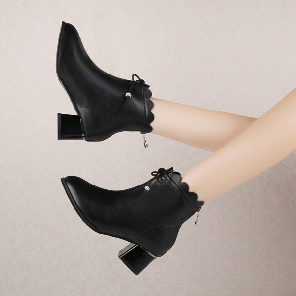 Modern női csizma vastag sarkú és fűzős