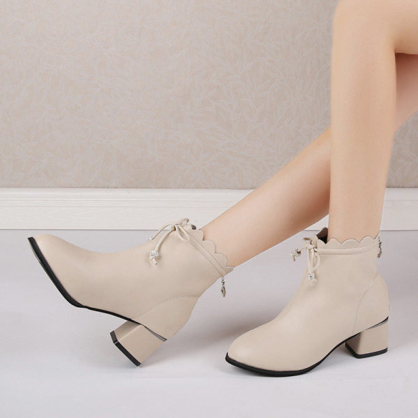 Modern női csizma vastag sarkú és fűzős
