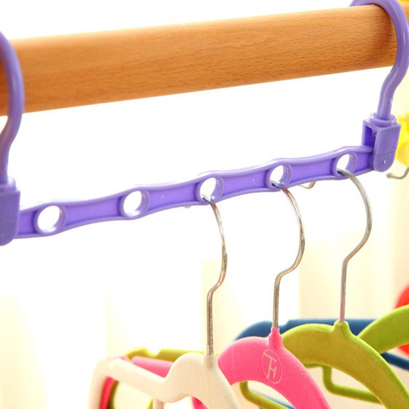 Plastikinė kabykla su penkiomis skylutėmis horizontaliai ir vertikaliai pakabai – Atsitiktinės spalvos