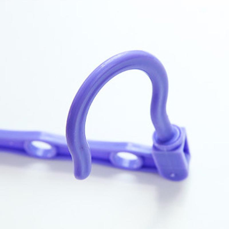 Plastikinė kabykla su penkiomis skylutėmis horizontaliai ir vertikaliai pakabai – Atsitiktinės spalvos