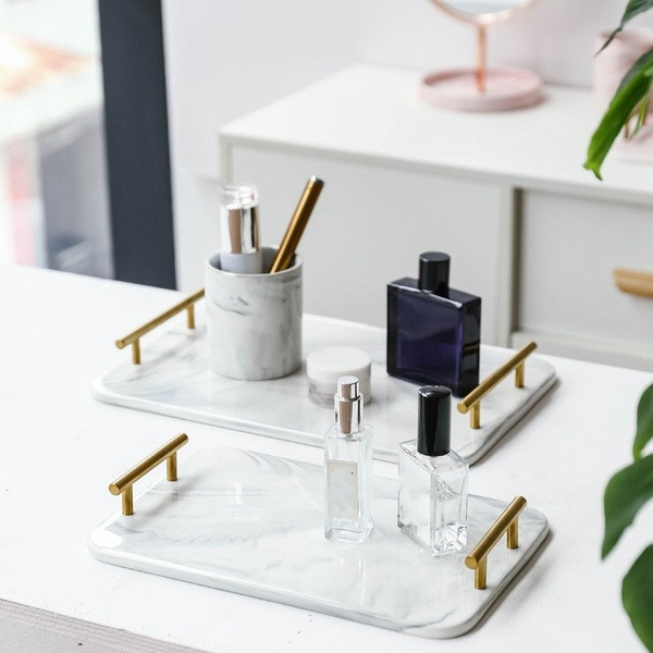 Keramikinis padėklas serviravimui su paauksuotomis rankenomis ir marmuro efektu