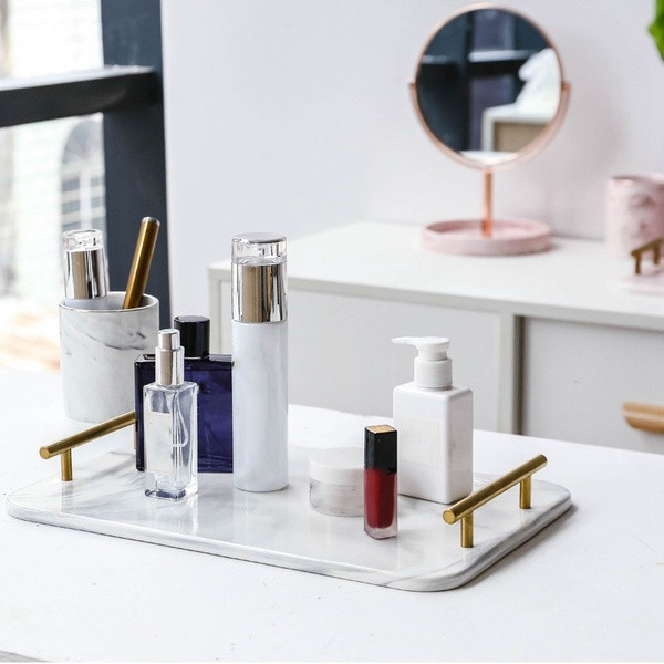 Keramikinis padėklas serviravimui su paauksuotomis rankenomis ir marmuro efektu