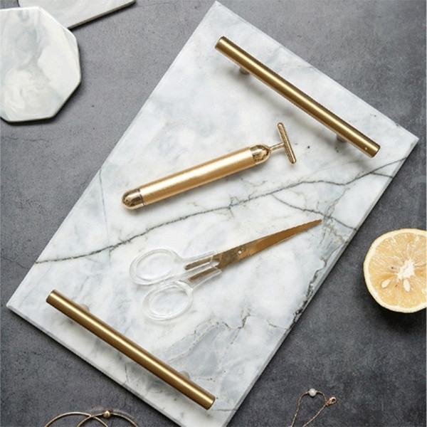 Keramikinis padėklas serviravimui su paauksuotomis rankenomis ir marmuro efektu