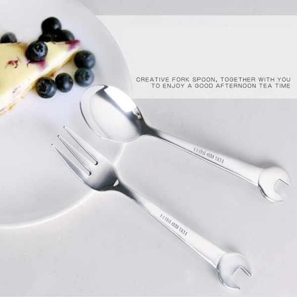 Kreatív készlet rozsdamentes acél kanállal és villával, csavarkulcs formájában