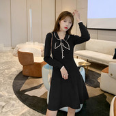 Tavaszi női ruha gombokkal és gallérral szalaggal