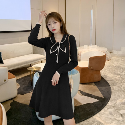 Tavaszi női ruha gombokkal és gallérral szalaggal