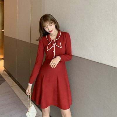 Tavaszi női ruha gombokkal és gallérral szalaggal