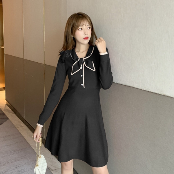 Tavaszi női ruha gombokkal és gallérral szalaggal