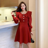 Stílusos női szabású ruha békával és gyöngyös gombokkal