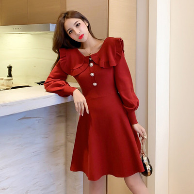 Stílusos női szabású ruha békával és gyöngyös gombokkal