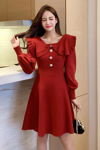 Stílusos női szabású ruha békával és gyöngyös gombokkal