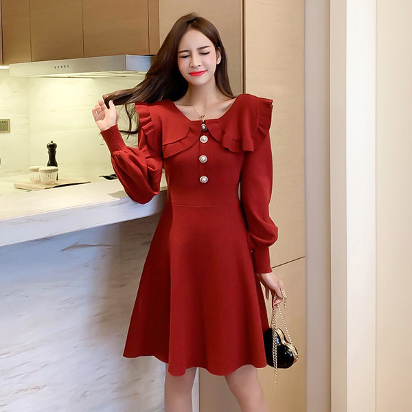 Stílusos női szabású ruha békával és gyöngyös gombokkal