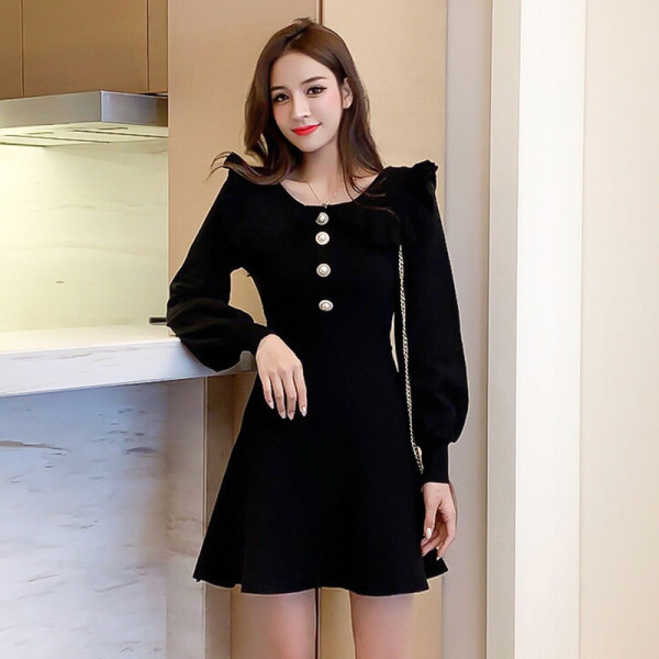 Stílusos női szabású ruha békával és gyöngyös gombokkal