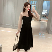 Fekete női ruha szív alakú nyakkivágással, gyöngyös tüll ujjakkal