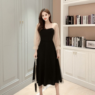 Fekete női ruha szív alakú nyakkivágással, gyöngyös tüll ujjakkal