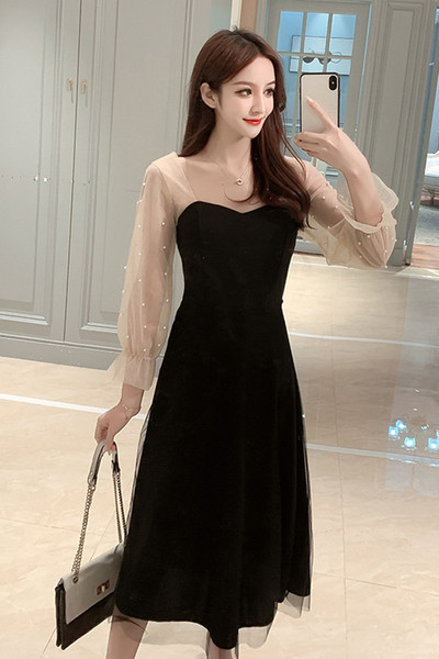 Fekete női ruha szív alakú nyakkivágással, gyöngyös tüll ujjakkal