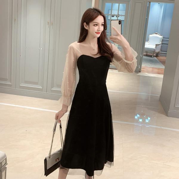 Fekete női ruha szív alakú nyakkivágással, gyöngyös tüll ujjakkal