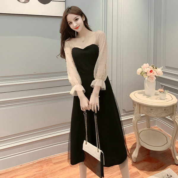 Fekete női ruha szív alakú nyakkivágással, gyöngyös tüll ujjakkal