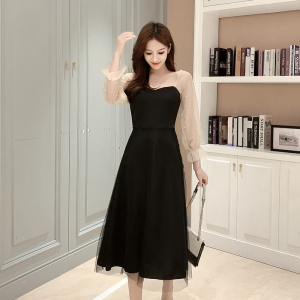 Fekete női ruha szív alakú nyakkivágással, gyöngyös tüll ujjakkal