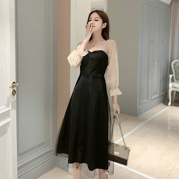 Fekete női ruha szív alakú nyakkivágással, gyöngyös tüll ujjakkal