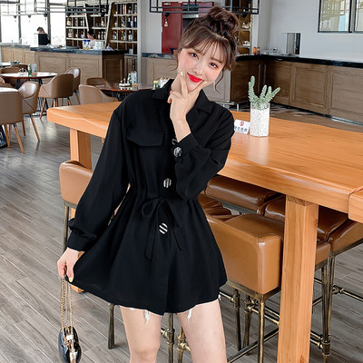 Moderna ženska crna haljina s klasičnim ovratnikom, gumbima i kravatama