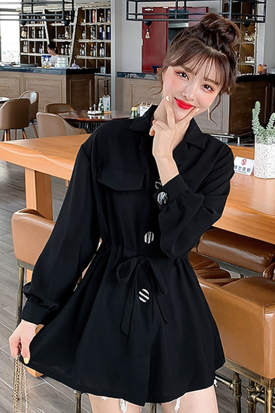 Moderna ženska crna haljina s klasičnim ovratnikom, gumbima i kravatama