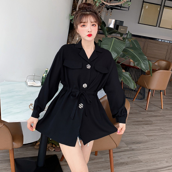 Moderna ženska crna haljina s klasičnim ovratnikom, gumbima i kravatama