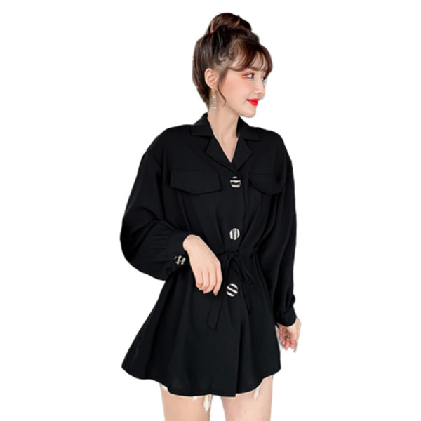 Moderna ženska crna haljina s klasičnim ovratnikom, gumbima i kravatama