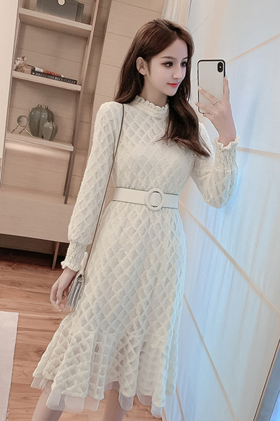 Fehér női ruha hálós csipkéből, félmagas gallérral