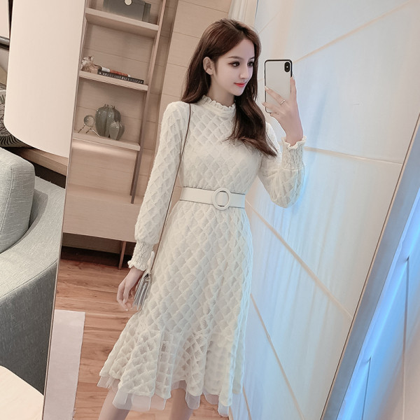 Fehér női ruha hálós csipkéből, félmagas gallérral