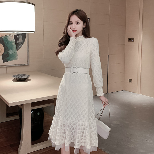 Fehér női ruha hálós csipkéből, félmagas gallérral