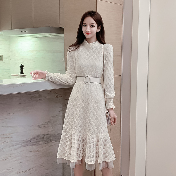 Fehér női ruha hálós csipkéből, félmagas gallérral