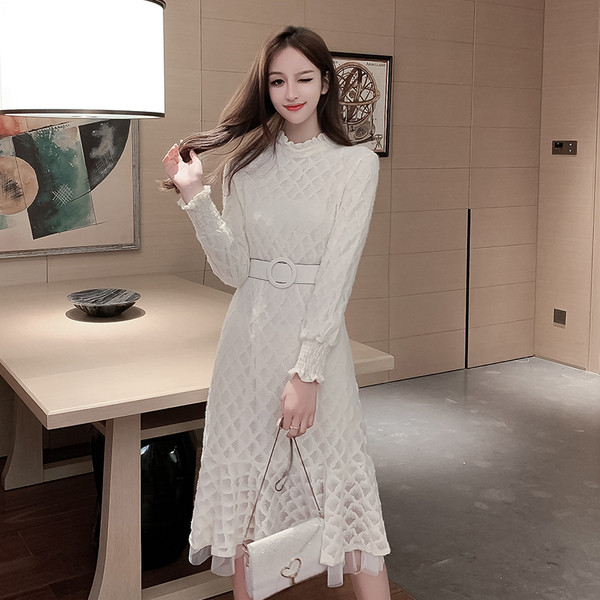 Fehér női ruha hálós csipkéből, félmagas gallérral