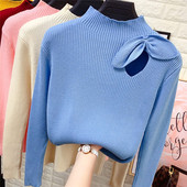 Új modell elasztikus női pulóver magas gallérral és szalaggal