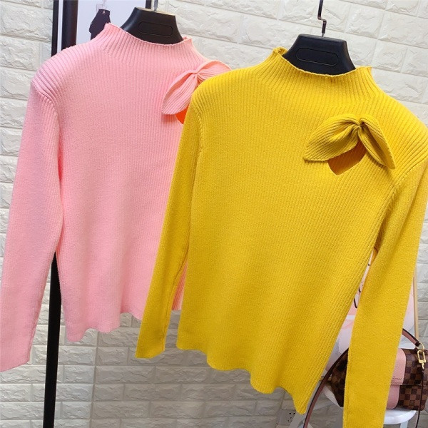 Új modell elasztikus női pulóver magas gallérral és szalaggal