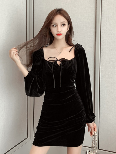 Кадифена дамска черна рокля с дълъг ръкав и квадратно деколте с връзки 