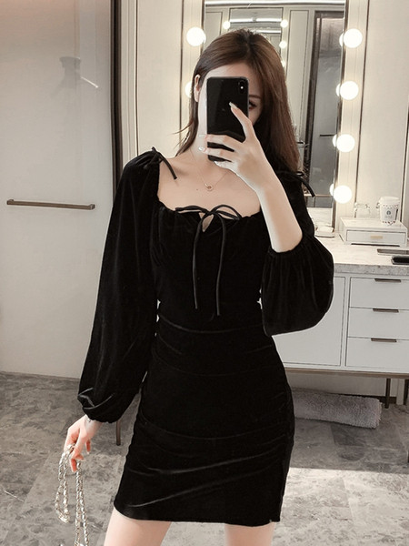 Bársonyos női fekete ruha hosszú ujjal, szögletes nyakkivágással, megkötősekkel