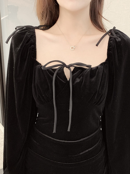 Bársonyos női fekete ruha hosszú ujjal, szögletes nyakkivágással, megkötősekkel