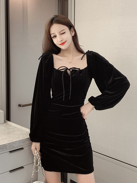 Bársonyos női fekete ruha hosszú ujjal, szögletes nyakkivágással, megkötősekkel