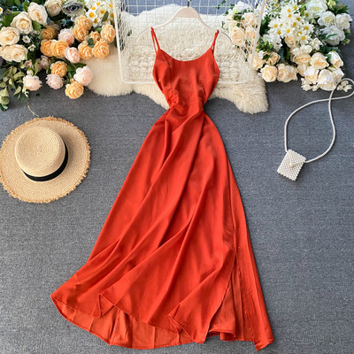 Modern női hosszú ruha vékony pántokkal, kerek nyakkivágással