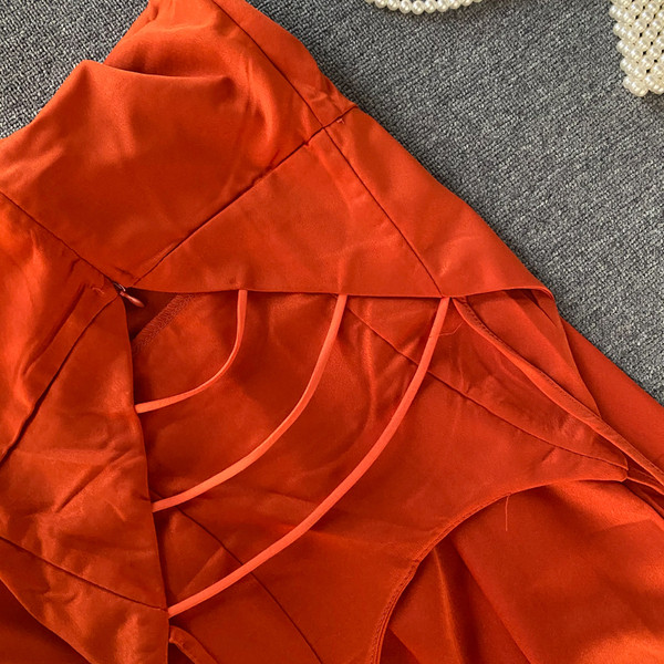 Modern női hosszú ruha vékony pántokkal, kerek nyakkivágással