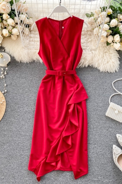 Aktuális női ruha övvel és V-nyakkal