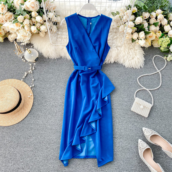 Aktuális női ruha övvel és V-nyakkal