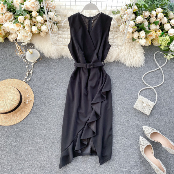 Aktuális női ruha övvel és V-nyakkal